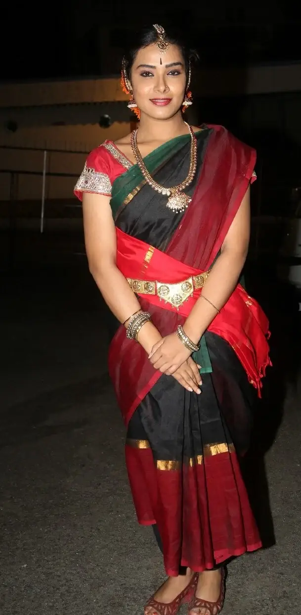 INDIAN TELEVISION ACTRESS HARI TEJA IN RED SAREE